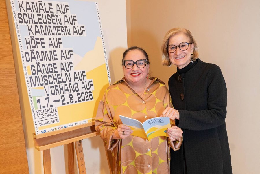 Maria Happel präsentierte das Programm der Festspiele Reichenau 2026. Im Bild mit Landeshauptfrau von Niederösterreich Johanna Mikl-Leitner. (Foto Andreas Tischler)