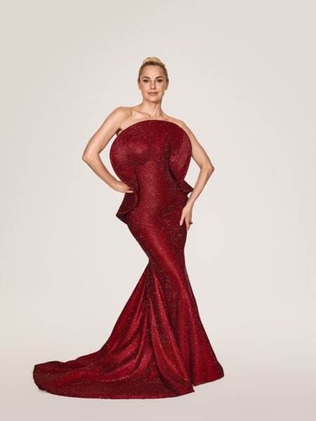 Silvia Schneider setzt ein Statement in Rubinrot für den Opernball 2026 und greift mit dem gewählten Rubinrot bewusst die diesjährigen Opernballfarben auf. (Fotos zur Verfügung gestellt)