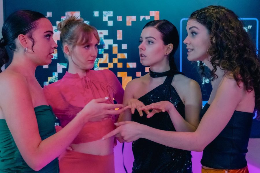 Die erfolgreiche Serie "Die Biester": Mara Romei (Vero Amos), Theresa Riess (Tiziana Sund), Fanni Schneider (Penelope Sund), Anja Pichler (Jennifer Tichy). (Foto ORF/MR Film/Anjeza Cikopano)