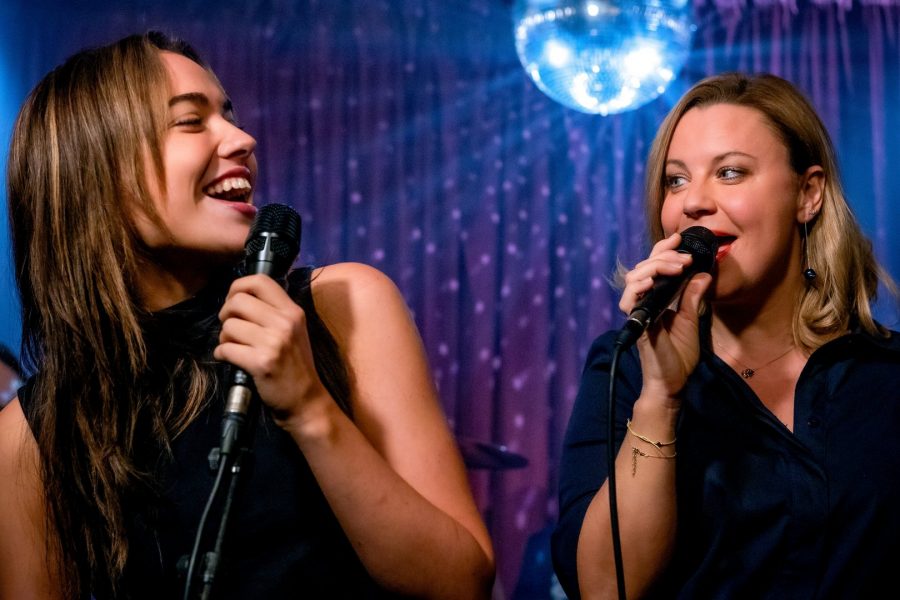 Mara Romei mit Katharina Straßer im Film "Bis auf Weiteres unsterblich". "Was habe ich doch für einen schönen Beruf, dass ich all diesen Menschen begegnen darf." (Foto ORF / E&A Film / Anjeza Cikopano) 