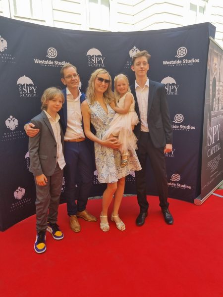 Familie Haager bei der Wien-Premiere von SPY CAPITAL2. Als Mutter möchte Helena ihren Kindern so viel Selbstvertrauen mitgeben, dass sie alles schaffen können, es aber trotzdem gewisse Grenzen gibt. (Foto Hedi Grager)