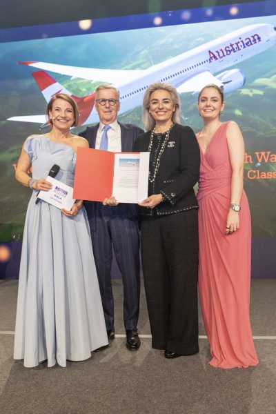 Seitenblicke Gala 2026: Moderatorin Kristina Sprenger, Rainer und Amra Deisenhammer, Johanna Klingohr – Gewinner des 1. Preises der Tombola (2 Business Class Tickets Langstrecke nach Wahl – Wien, zur Verfügung gestellt von Austrian Airlines). (Foto Jürgen Hammerschmid)