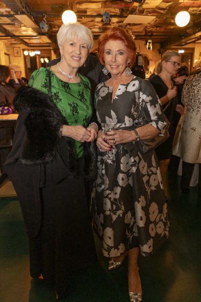 Dank der Erlöse des Galaabends und der Seitenblicke night tour konnten 335.540 Euro erzielt werden. Maria Rauch-Kallat und Inge Klingohr. (Foto Jürgen Hammerschmid)
