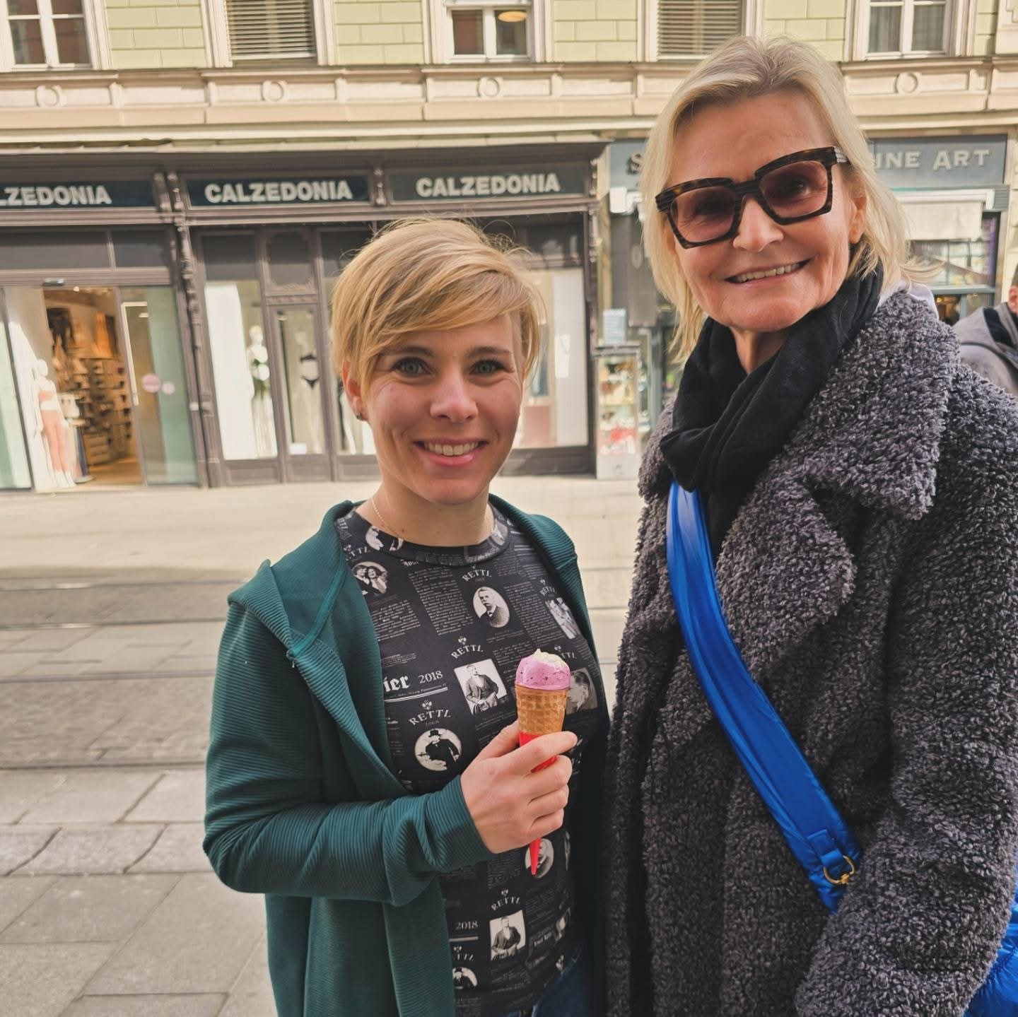 Hedi Grager im Gespräch mit der ehemaligen Weltmeisterin und Abfahrtsweltcupsiegerin Nici Schmidhofer, die auch Expertin und Kamerafahrerin beim ORF ist – und auf ihre REG-Matte schwört. (Foto privat)