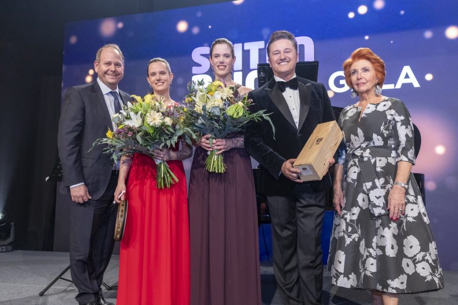 Seitenblicke Gala 2026: Konzert-Geschwisterpaar Sophie und Ania Druml, Piotr Beczala mit signiertem Tamburin. (Foto Jürgen Hammerschmid)