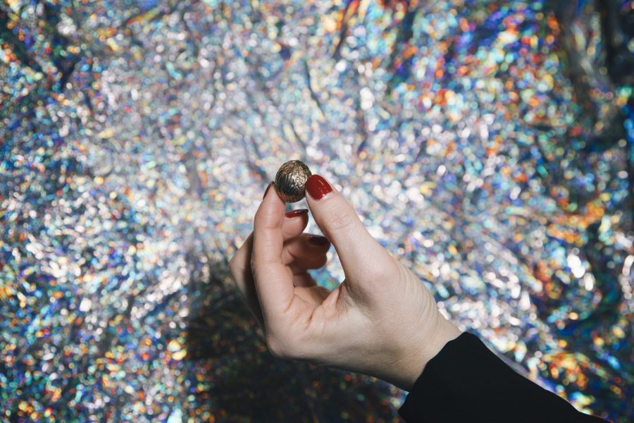 Alle Preisträger:innen erhielten ein Kunstwerk, entworfen und umgesetzt von der&nbsp;Künstlerin Anna Paul: die&nbsp;goldene Diagonale-Nuss. (Foto Harald Wawrzyniak)