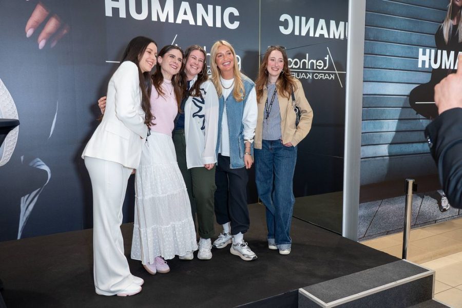 Influencerin Karo Kauer präsentierte im Rahmen eines Meet & Greet ihre ersten von ihr designten Sneakers aus dem Haus tenhaag - und die Gäste waren begeistert. (Foto Andreas Tischler/HUMANIC)