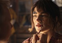 Valerie Pachner überzeugt in allen Rollen - so auch in der autobiografischen Rolle als Barbara Pachl-Eberhart in "Vier minus Drei". (Foto Nikolett Kustos / Alamode Film / Polyfilm)