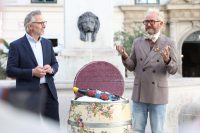 Feierliche Eröffnung des Gastgartens am Franziskanerplatz & Präsentation des ART-Fasses von Franz Josef Baur. (Foto Katharina Schiffl)
