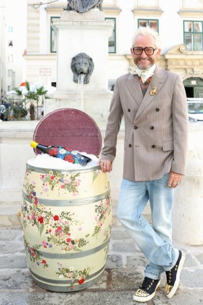 Feierliche Eröffnung des Gastgartens am Franziskanerplatz & Präsentation des ART-Fasses von Franz Josef Baur, der in einer berührenden Rede auch die persönliche Bedeutung des Werks beschrieb. (Foto Katharina Schiffl)