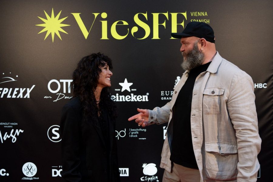VieSFF 2026: Verleihung des VieSFF-Ehrenpreises an den international bekannten Schauspieler Darko Perić. Am Foto mit Gaby Garcia Vargas. (Foto Eduardo Espiritusanto)