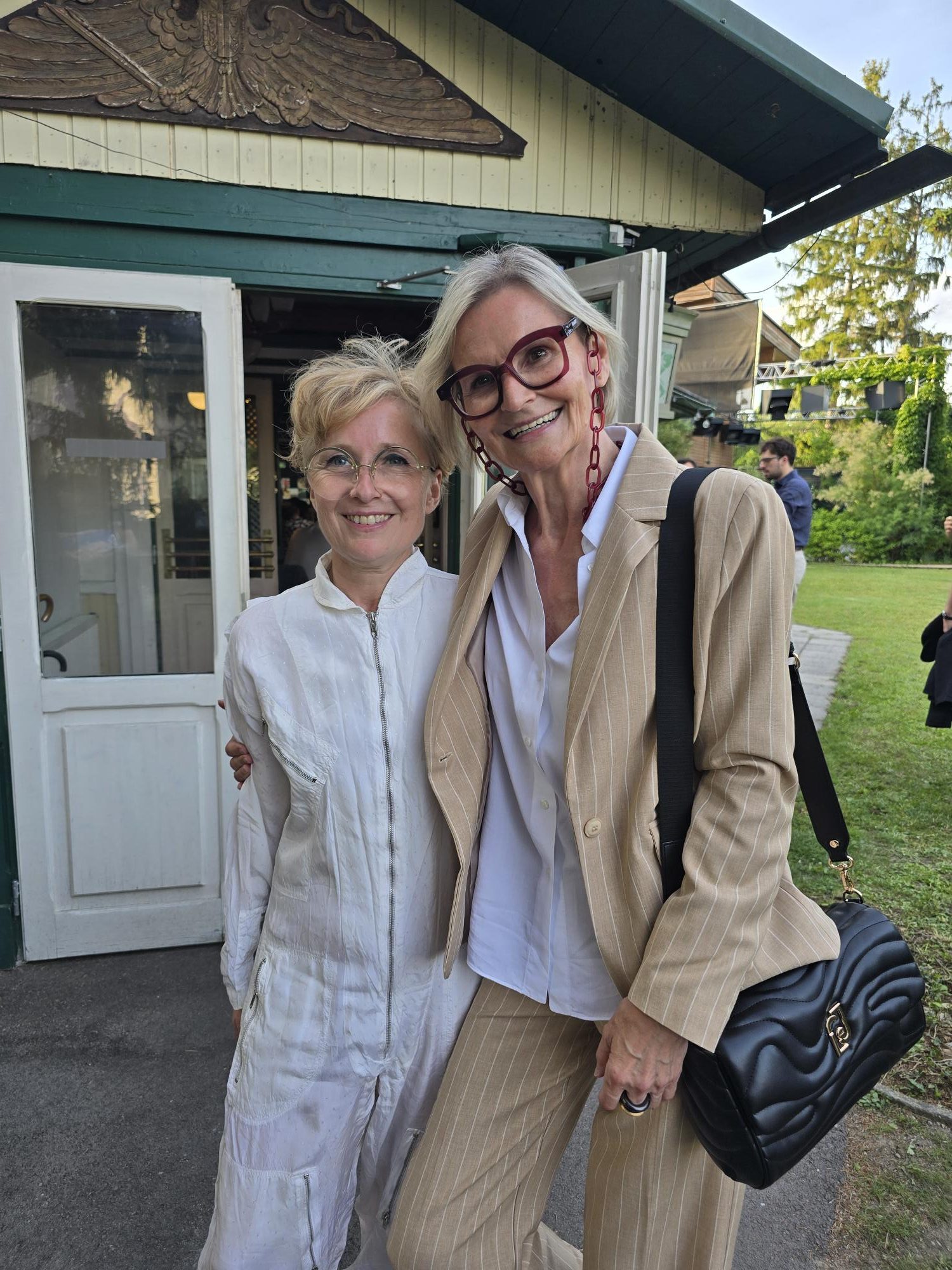 Monika Buttinger nahm am Abend der Nominierten für den Österreichischen Filmpreis teil, im Bild mit Journalistin Hedi Grager. (Foto privat)