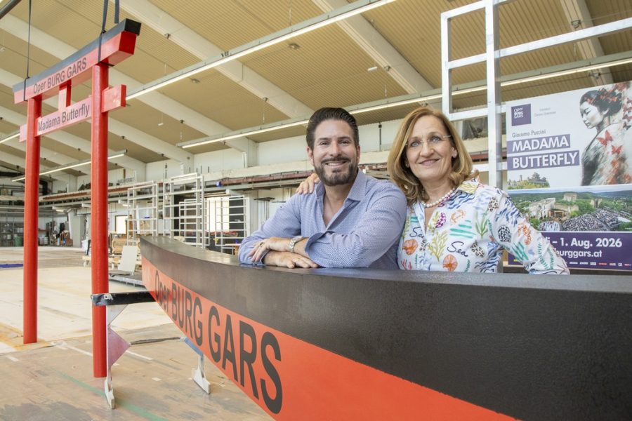 Oper BURG GARS: Feierliche Übergabe der japanischen Torii: Clemens Unterreiner und Petra Höfinger. (Foto Jürgen Hammerschmid)