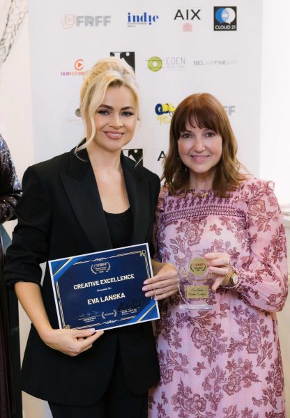 FRFF 2026: Filmemacherin und Künstlerin Eva Lanska wurde mit dem „Creative Excellence Award“ geehrt. Im Bild mit FRFF Gründerin Nicole Muj. (Photos Erick Seban Meyer)