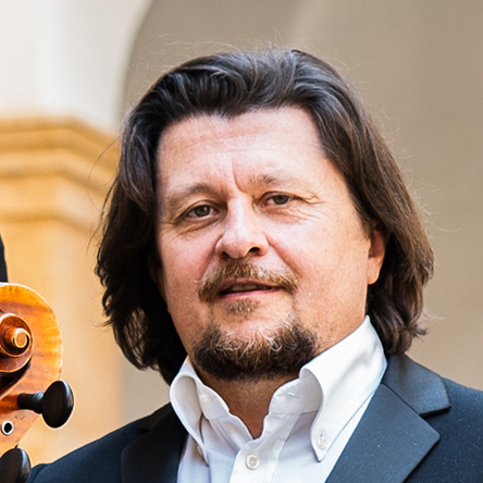 "Erstmals laden wir bei unserem Sommerkonzert zwei Schauspieler zu uns Musikern auf die Bühne ein. Sie lesen einen Text, den meine Frau Heidrun Maya Hagn und ich über Dmitri Shostakovich geschrieben haben: „About Shostakovich - Zwiegespräch zwischen Dmitri Shostakovich und einer Unbekannten“. (Foto Lukas Elsneg)