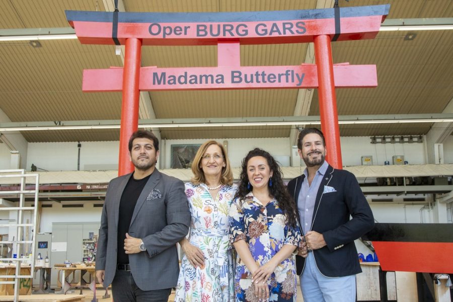 Oper BURG GARS - Feierliche Übergabe der japanischen Torii: Gabriel Acre, Petra Höfinger, Eugenia Dushina und Clemens Unterreiner. (Foto Jürgen Hammerschmid)
