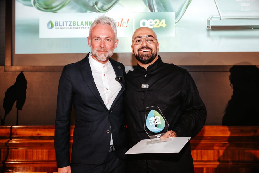 Niko Alm, Unternehmer und Start-up-Investor,, überreichte den „Future of Humanity Award“ an Ali Mahlodji, (Foto Philipp Lipiarski)
