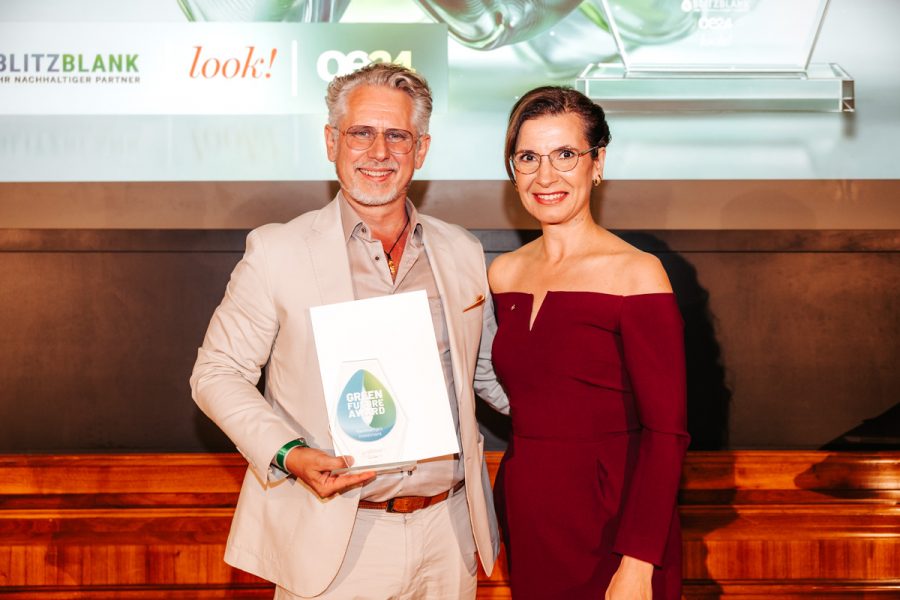 Den Preis für&nbsp;„Nachhaltiges Investment“&nbsp;erhielt&nbsp;Werner Hell-Höflinger, GF von&nbsp;Gold & Co, aus den Händen von&nbsp;Alexandrina Morales-Meoqui, Leiterin Vertrieb der&nbsp;Münze Österreich. (Foto Philipp Lipiarski)