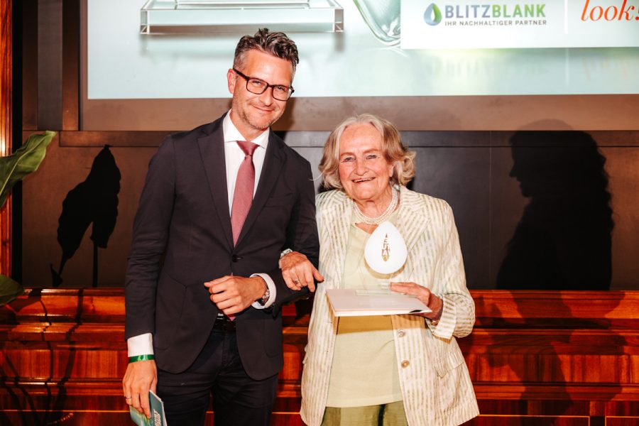 Award für „Social Responsibility“: Patrick Minar, Leiter Corporate Communications der&nbsp;Österreichischen Lotterien,&nbsp;übergab ihn an Helga Keil-Bastendorff, Gründerin der&nbsp;Lebenswerk-Stiftung. (Foto Philipp Lipiarski)