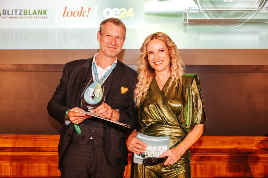 Green Future Award 2026: Als&nbsp;„Voice for Change“&nbsp;ehrte&nbsp;Laudator Christoph Jünger, Geschäftsführer von&nbsp;UNICEF Österreich,&nbsp;Valerie Huber. Im Bild Christoph Jünger und Moderatorin Katja Burkhard. (Foto Philipp Lipiarski)
