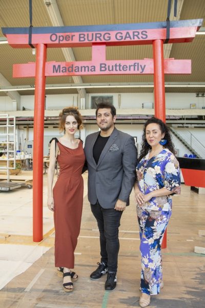 Oper BURG GARS - Feierliche Übergabe der japanischen Torii: Laura Magdé Hörmann, Gabriel Acre, Eugenia Dushina. (Foto Jürgen Hammerschmid)