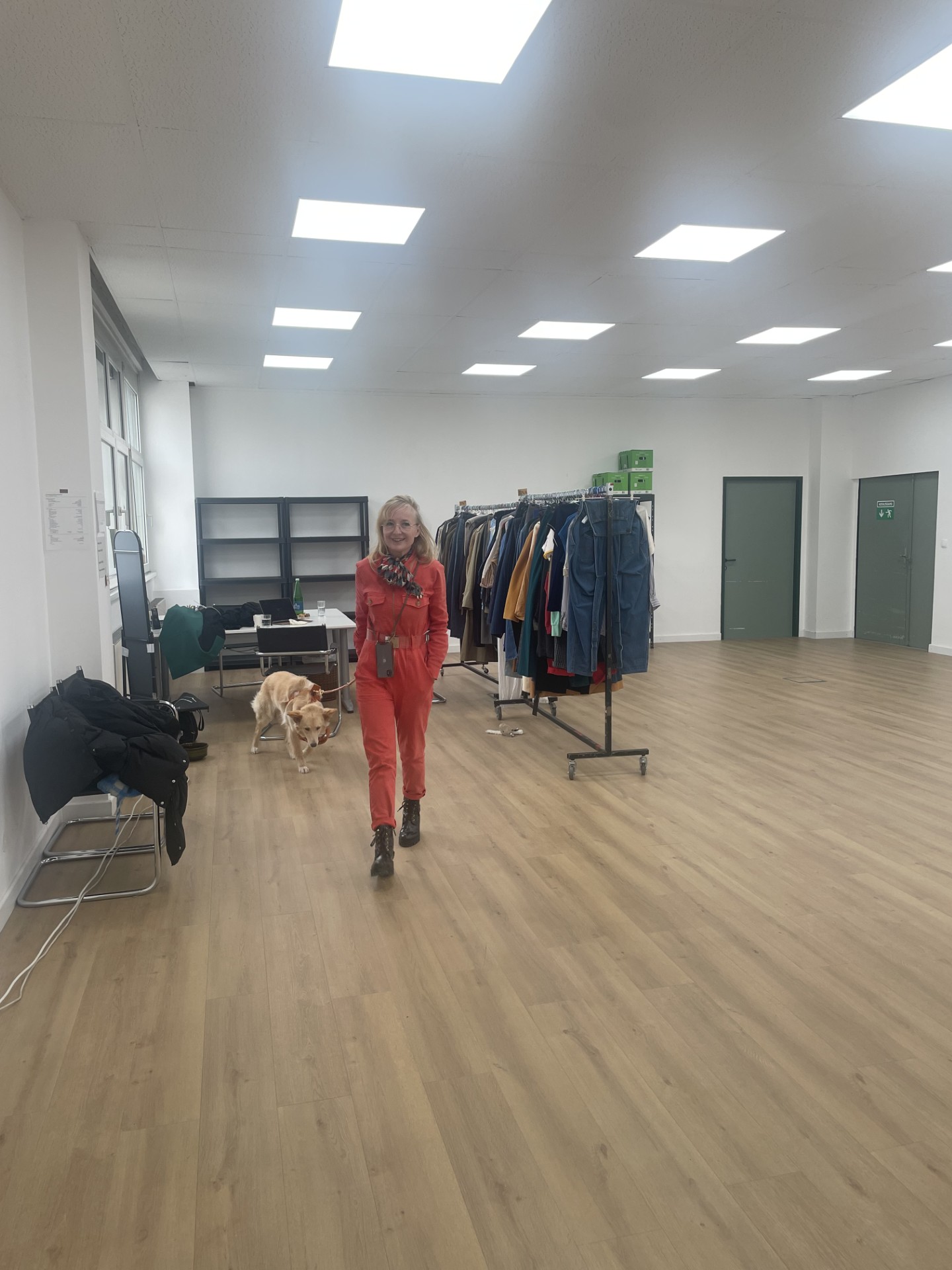 Monika Buttinger macht es großen Spaß, bei ihren Kreationen mit verschiedensten Stoffarten und Möglichkeiten zu spielen. Ihre Base mit Fundus, Atelier und Werkstatt hat sie in Wien. (Foto zur Verfügung gestellt)