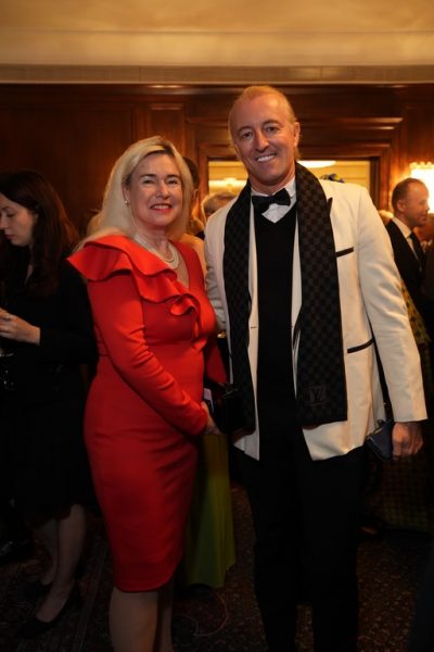 Viennese Opera Ball NY: Exzellenz Petra Schneebauer, Österreichs Botschafterin in den USA, und Pablo Meier-Schomburg gestaltete einen farbenprächtigen Fächer als Damenspende. (Foto Charles Wills)