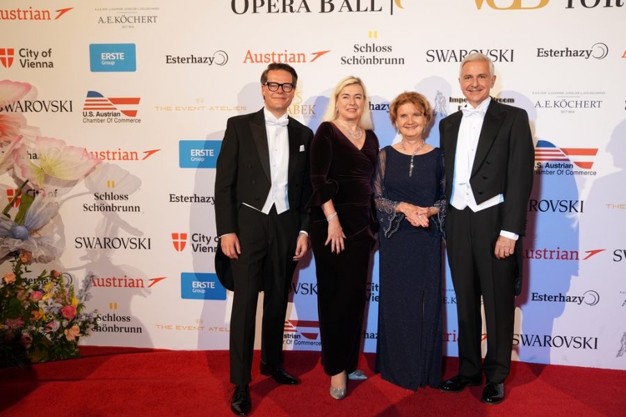 „Mit der eleganten Ballkultur erobert Österreich die Herzen Amerikas, mit smarten Innovationen und beispielgebender Qualität die Wirtschaft", sagt Exzellenz Petra Schneebauer, Österreichs Botschafterin in den USA. Im Bild mit Jürgen Czernohorsky, Susanne Keppler-Schlesinger (Austrian Cultural Forum) und Generalkonsul Thomas Schlesinger. (Foto Christian Jobst)
