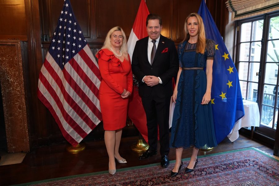 Viennese Opera Ball NY 2026: Exzellenz Petra Schneebauer (Bundesministerium für europäische und internationale Angelegenheiten), Österreichs Botschafterin in den USA, Künstlerischer Direktor Daniel Serafin (Oper im Steinbruch), und Präsidentin Silvia Frieser (The Event Atelier). (Foto Charles Wills)