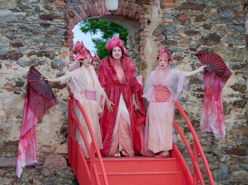 Oper Burg Gars feierte Premiere mit Madama Butterfly: Kristiane Kaiser mit Chor. (Foto Michael Pöhn)