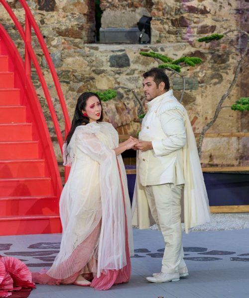 Oper Burg Gars - Madama Butterfly: Der junge argentinische Tenor Gabriel Arce übernahm grandios nach gesundheitlichen Problemen von Vitaliy Kovalchuk: Kristiane Kaiser und Gabriel Arce. (Foto Michael Pöhn)