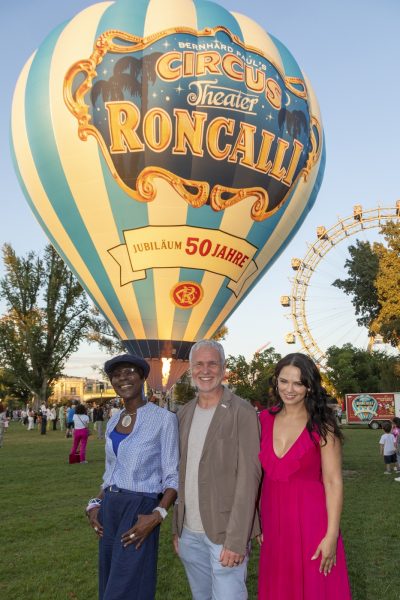 Zahlreiche prominente Roncalli-Fans zeigten sich begeistert von der außergewöhnlichen Präsentation: Dorretta Carter, Alexander Ruthner, Anca Lucian. (Foto Jürgen Hammerschmid)