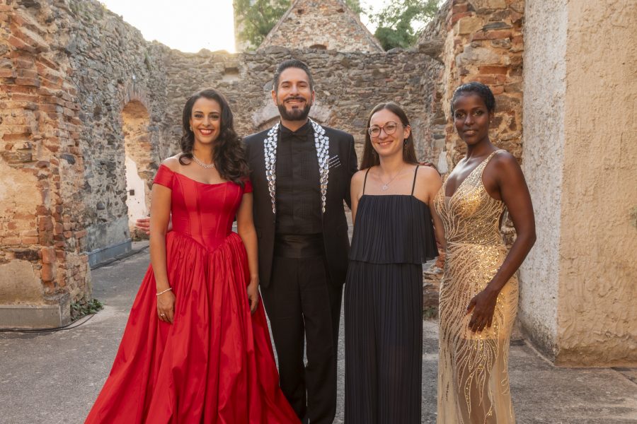 STARS IN GARS - OPER BURG GARS: Hila Fahima, Clemens Unterreiner, Bianca Erlinger, GF Oper Burg Gars, und Mariam Battistelli. (Foto Jürgen Hammerschmid)
