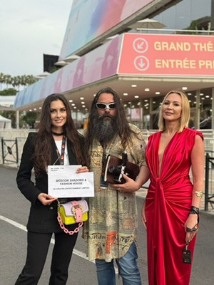 Juliette König mit ihrem Mann Valeriy Pereverzev und Schauspielerin Tanzilia Abdullina (re) in Cannes nach dem Screening des Films “Moscow Shadows” und dem Teaser für “Fashion House”. (Photo Juliette König)