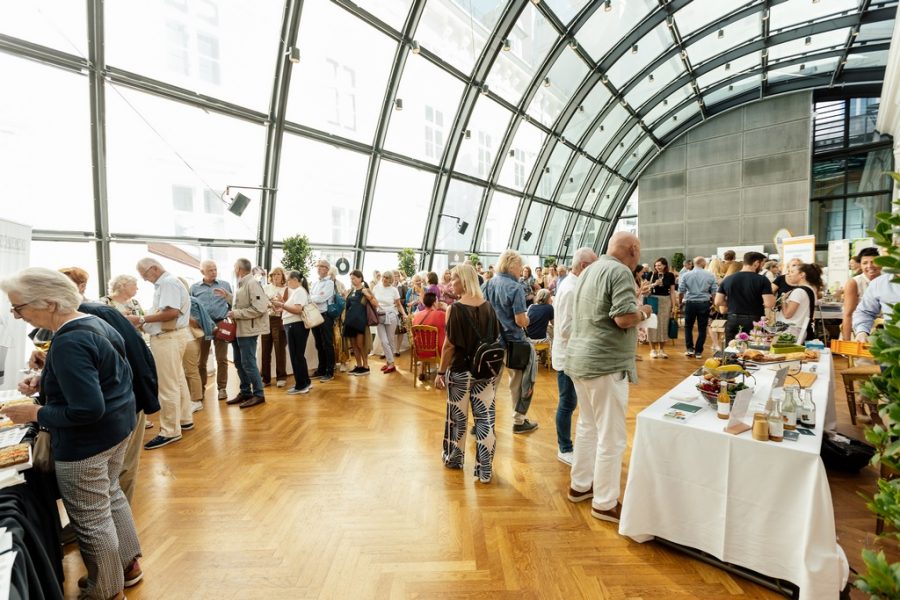 Kurier Freizeit.live: Das Event verbindet Auftritte hochkarätiger Persönlichkeiten, inspirierende Gespräche, Kabarett und Lifestyle zu einem einzigartigen Live Erlebnis. (Foto Romar Ferry)