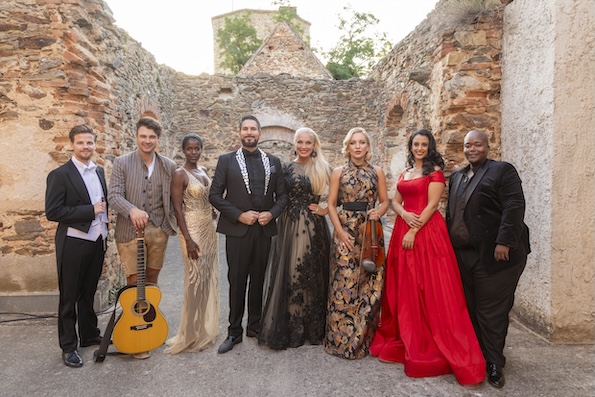 STARS IN GARS - OPER BURG GARS: Michal Juraszek, Chris Steger, Mariam Battistelli, Clemens Unterreiner, Annely Peebo, Lidia Baich, Hila Fahima, Katleho Mokhoabane. (Foto Jürgen Hammerschmid)