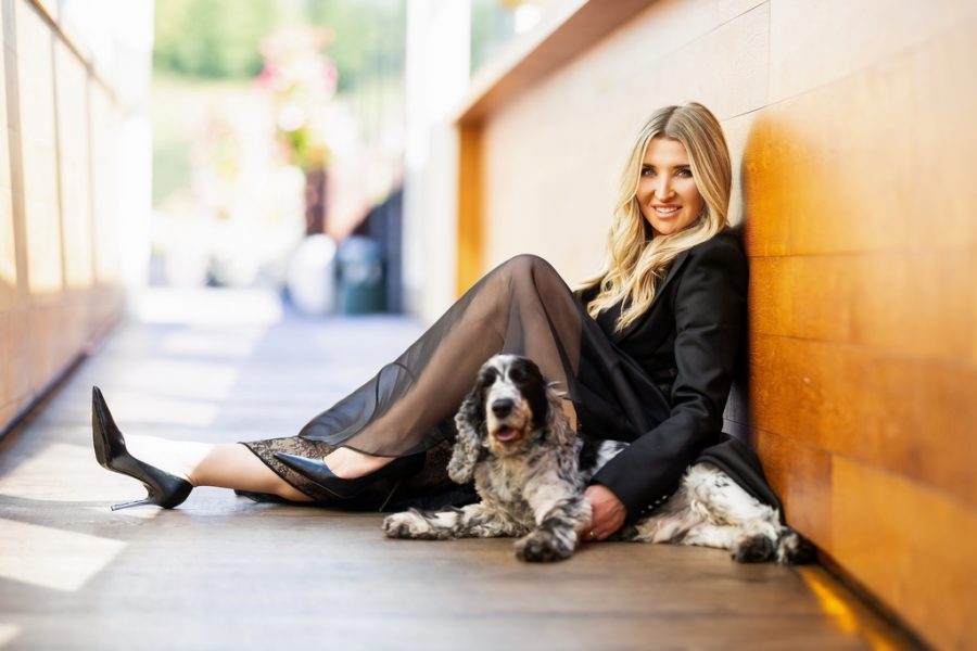 Sophie Hofmann: „Ich gehe jeden Tag meine Runden mit meinem Hund Charlie. Er ist mein Schatten, mein kleiner Schatz und unser aller Maskottchen.“ (Foto Michelle Hirnsberger)
