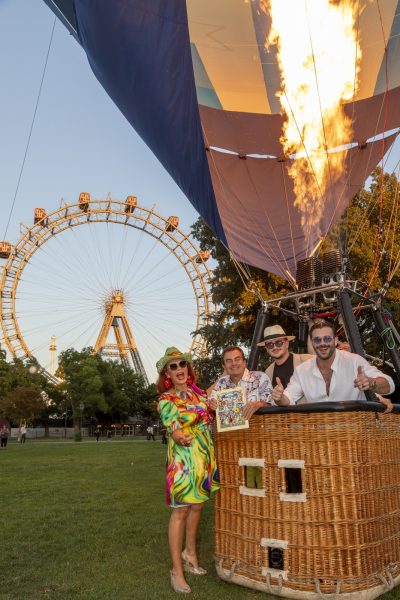 Getauft auf den Namen „Roncalli 1976“, erinnert der Ballon an die erste Tournee des Circus Roncalli im Jahr 1976. Tamara Trojani, Konstantin Schenk, Ivan und Oscar Troiani. (Foto Jürgen Hammerschmid)