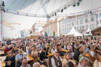 Tausende Besucher in Tracht kamen bereits am Sonntag zur offiziellen Eröffnung des Aufsteirerns auf den Grazer Hauptplatz - eine von 17 Bühnen, die bespielt wurden. (Foto Land Steiermark/ Jesse Streibl)