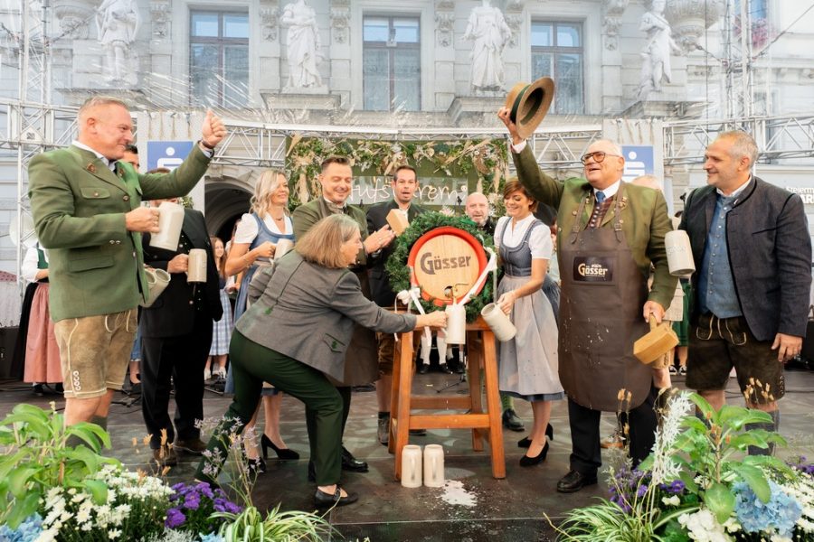 Landeshauptmann Mario Kunasek eröffnete gemeinsam mit der Grazer Bürgermeisterin Elke Kahr das Jubiläums-Aufsteirern. Den traditionellen Bieranstich durfte Aufsteirern-Erfinder LH-Stv. a. D. Leopold Schöggl vornehmen. (Foto Land Steiermark/Melanie Laimer)