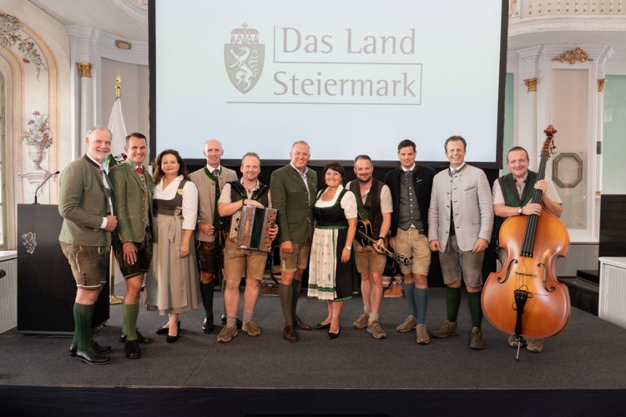 Aufsteirern-Empfang: Landtagspräsident Gerald Deutschmann, Landesrat Stefan Hermann, Landesrätin Claudia Holzer und Landesrat Willibald Ehrenhöfer, Landeshauptmann Mario Kunasek und Landeshauptmann-Stv. Manuela Khom, Landesräte Hannes Amesbauer und Karlheinz Kornhäusl mit den tonangebenden Pagger Buam. (Foto Land Steiermark/Melanie Laimer)