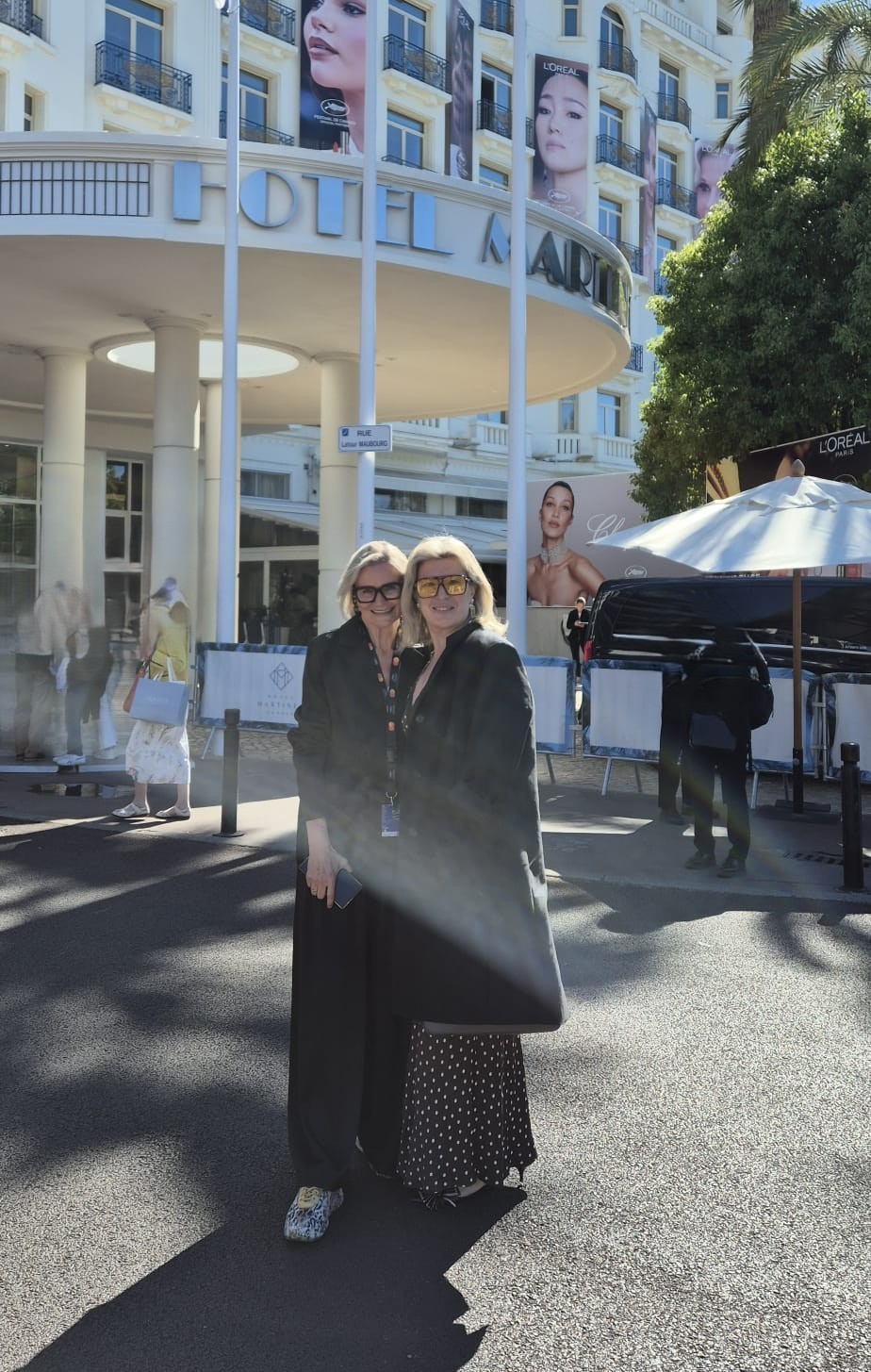Tina Baïkoff erzählt Hedi Grager, wie sehr sie den mediterranen Lebensstil in Cannes genießt, der Stadt, die sie seit mehr als 17 Jahren ihr Zuhause nennt. (Foto privat)