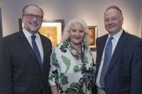 Die "VIENNA HIGHLIGHTS" Kunstmesse fand Anfang Oktober im RENN- VEREIN im Palais Esterházy statt: Alexander Schallenberg, Marika Lichter und Wolfgang Pelz. (Foto Roland Rudolph)