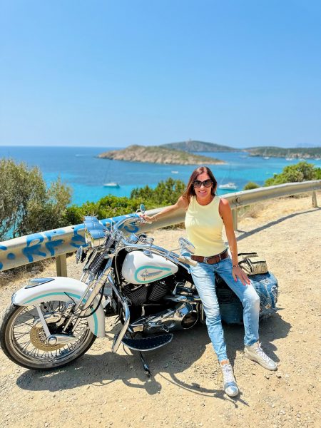 Daniela Matschnig: "Reisen ist mein größter Energyboost“. Hier bei einem Sardinien Trip mit Harley. (Foto zur Verfügung gestellt)