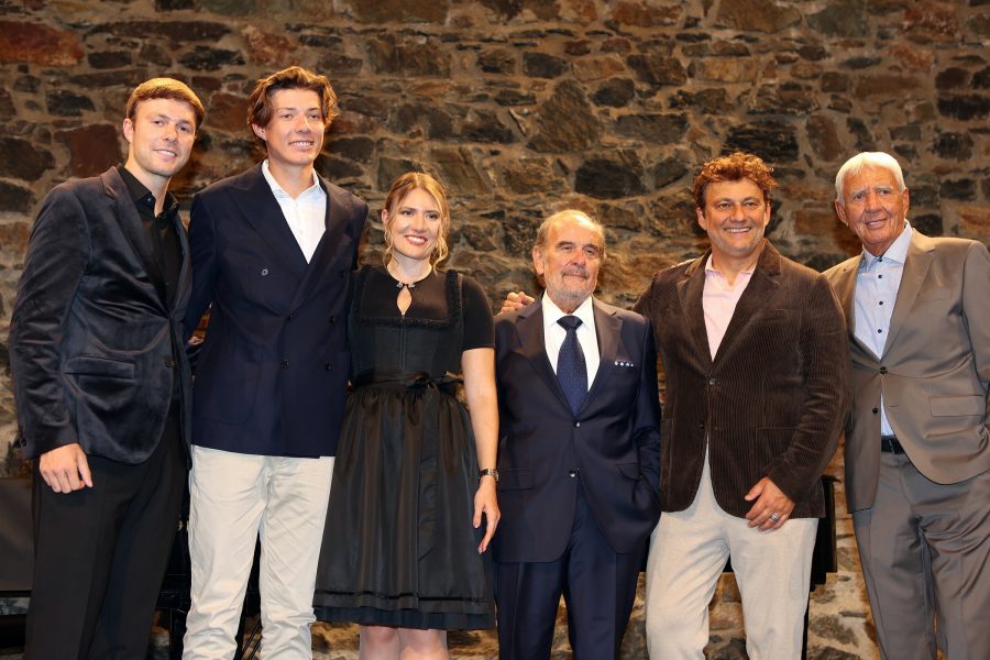 Jonas Kaufmann auf Burg Taggenbrunn: Andreas Riedl, Christian Riedl, Michaela Riedl, Helmut Deutsch, Jonas Kaufmann, Alfred Riedl. (Foto Egon Rutter)