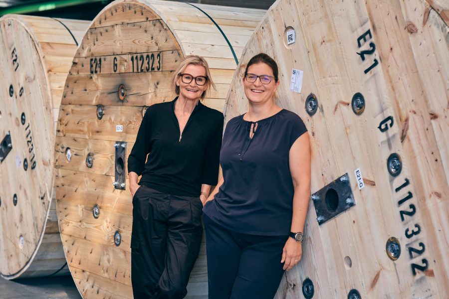 Julia Hütter, Geschäftsführerin und Technische Leiterin im Seil-Produktionsunternehmen Haase mit Journalistin Hedi Grager. (Foto Martin Schönbauer)