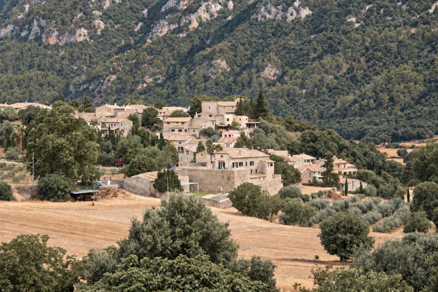 Das Dorf Orient auf Mallorca, wo Franz Josef Baur seine fotografische Serie&nbsp;„Ein Sommer in Orient – Ein Augenblick nur für uns" inszenierte. (Foto Franz Josef Baur)