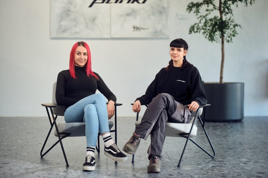 Sie sind jung, selbstbewusst, Technik-interessiert und geben ihr Wissen gerne weiter: Svenja Waltl und Melanie Schaffer. (Foto Martin Schönbauer)