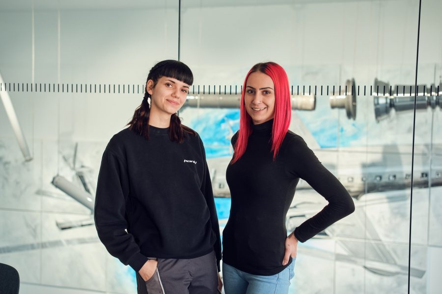 Für Melanie Schaffer und Svenja Waltl ist beruflicher Erfolg, ernst genommen und wertgeschätzt zu werden. (Foto Martin Schönbauer)