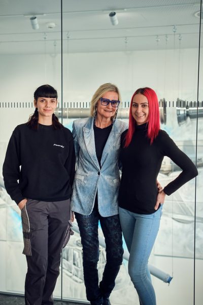 Melanie Schaffer und Svenja Waltl genießen das familiäre Betriebsklima und die vielen beruflichen Möglichkeiten bei Pankl. Im Bild mit Journalistin Hedi Grager. (Foto Martin Schönbauer)